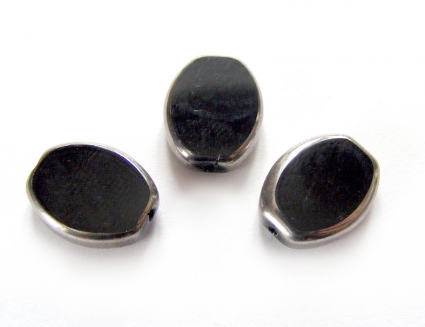 Glasperle mit silberfarbenem Rand