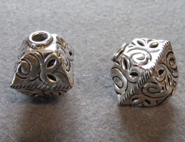 Doppelpyramide, versilbert