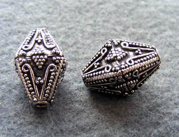 Doppelpyramide, versilbert