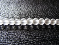 1 Strang Glasperlen, 6 mm, weiß 1 Strang Glasperlen, 6 mm, weiß