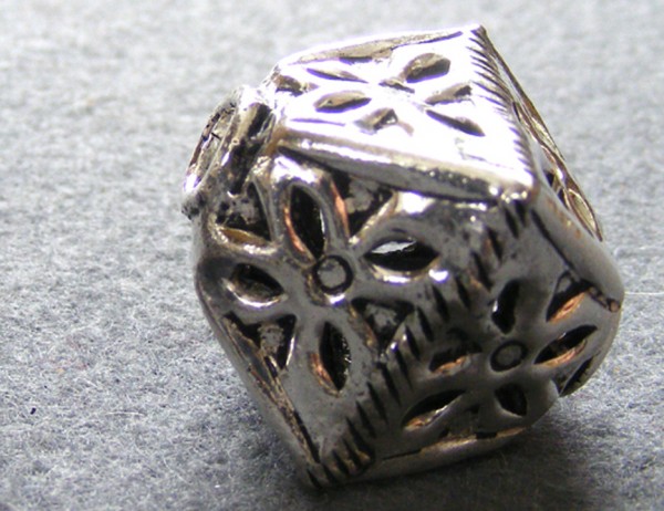 Doppelpyramide, versilbert