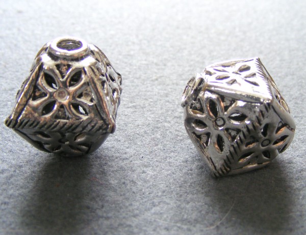 Doppelpyramide, versilbert