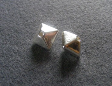 Keramik Doppelpyramide, 15 mm, versilbert