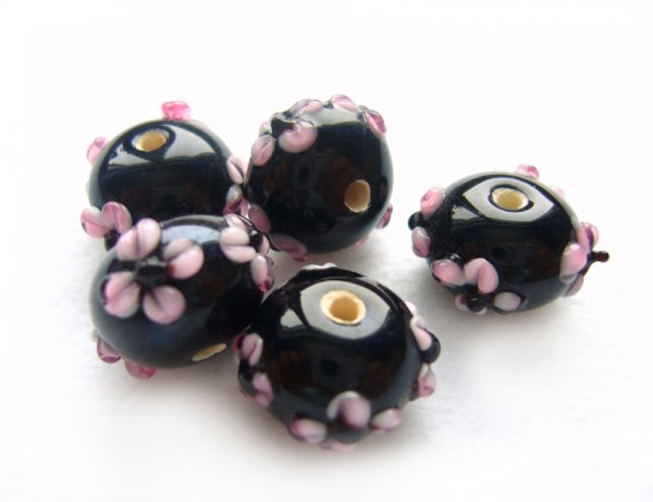 Abgeflachte Kugel schwarz mit rosa Blüten