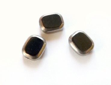 Glasperle mit silbernem Rand