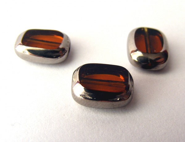 Glasperle mit silberfarbenem Rand