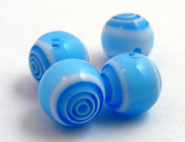 Kugel mit Streifen, hellblau/weiß